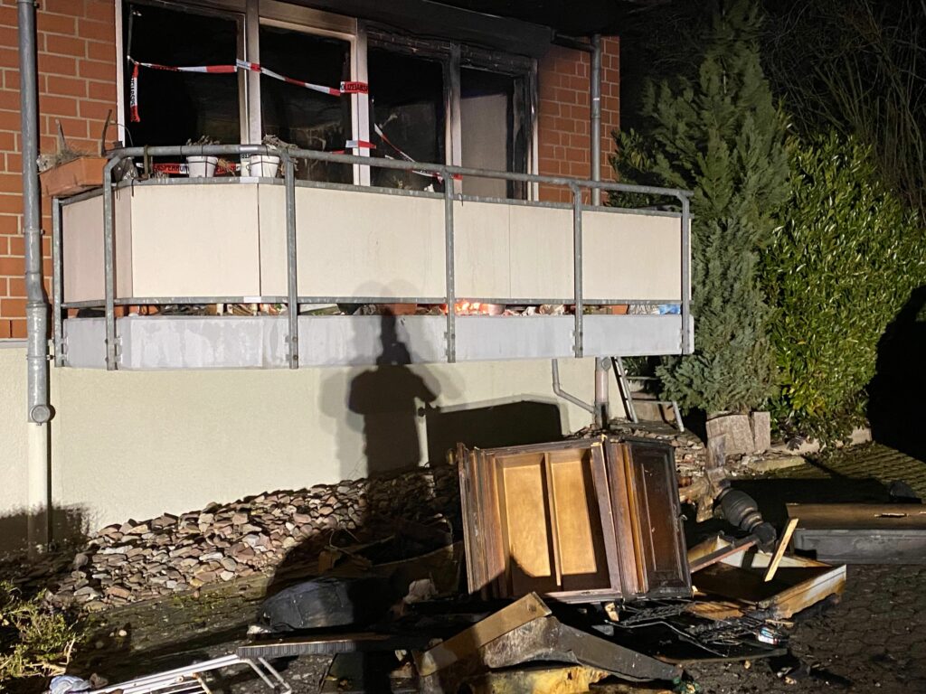 B1, Feuer auf Balkon Freiwillige Feuerwehr Benthe